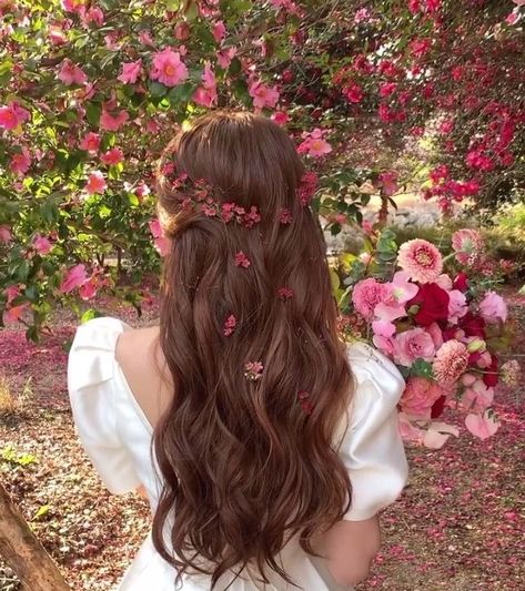 Cottagecore Hairstyles, 1800s Aesthetic, Aesthetic Romance, Creative Photoshoot, Flowers In Her Hair, Princess Core, Art Student, 짧은 머리, Beauty Inside