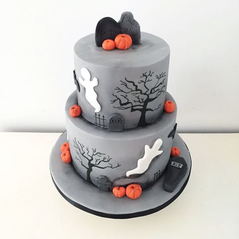 Two tier Halloween cake with pumpkins, bats and ghosts by Blossom & Crumb Halloween Wedding Cake, Halloween Cake Design, Halloween Wedding Cakes, Halloween 1st Birthdays, 14th Birthday Cakes, Peanuts Birthday, 2 Tier Cake, Two Tier Cake, Halloween Cake