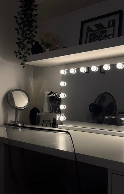 Black And White Vanity Bedroom, Black Desk White Room, Black And White Bedroom Ideas Cozy, Room Inspo Ideas, Vanity Inspo, Mirror Desk, Desk Room, White Room Decor, Hollywood Mirror