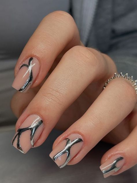 15 Chic Short Chrome Nail Design Ideas Short Nail Designs Silver, Crome Nails Designs Square, Short Chrome Nails, Nails Silver Chrome, Chrome French Tips, Chrome Nail Design, Sliver Nails, Round Nail Designs, Chrome French