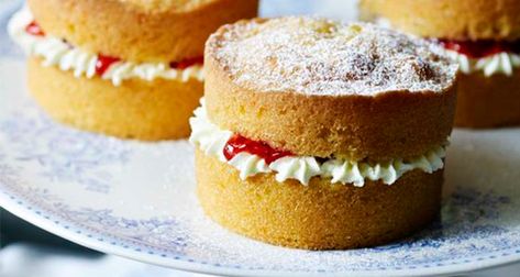 Mary Berry's Mini Victoria Sponge Cakes! Mary Berry Victoria Sponge, Mini Victoria Sponge Cakes, Mini Victoria Sponge, Classic Carrot Cake Recipe, Classic Carrot Cake, Summer Cake Recipes, Victoria Sponge Cake, Sponge Cakes, Sponge Cake Recipes