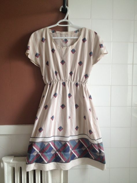 A very simple but sweet dress, made of a recycled bedsheet with an interesting pattern. Vetements Clothing, Dress Tutorials, Ropa Diy, Linnet, Diy Dress, Sweet Dress, Bed Sheet, Mode Inspiration, Sewing Clothes