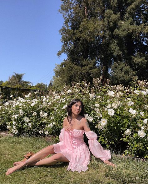 Rose Garden Photoshoot Aesthetic, Garden Shoot Photography, Garden Theme Dress, Fairy Garden Photoshoot, Cali Photoshoot, Rose Garden Photoshoot, Garden Outfit Ideas, Pink Dress Photoshoot, Garden Photoshoot Ideas