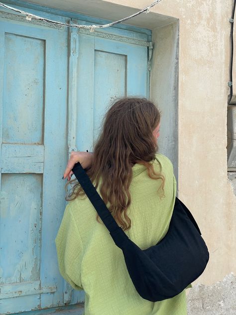 outfits and baggu in greece Baggu Keychain Aesthetic, Baggu Outfits Ideas, Baggu Medium Crescent Bag Outfit, Baggu Crossbody Bag, College Bag Ideas, Baggu Shoulder Bag Outfit, What’s In My Baggu, Baggu Bag Aesthetic, Baggu Bag Outfit