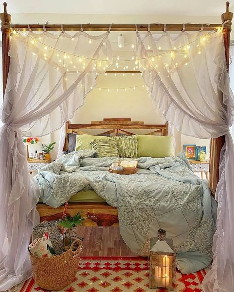 Poster Bed Curtains, Four Poster Bed With Curtains, 4 Poster Bedroom, Curtain Over Bed, Colorful Rugs Bedroom, Instagram Poster, Feminine Bedroom, Bedding Inspiration, Four Poster Bed