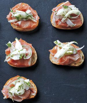 Treat your guests to these delicious and downright easy make-ahead appetizers. Prosciutto Crostini, Easy Make Ahead Appetizers, Fennel Slaw, Make Ahead Appetizers, Slaw Recipes, Main Course Recipes, Snacks Für Party, Crescent Rolls, Appetizers For Party