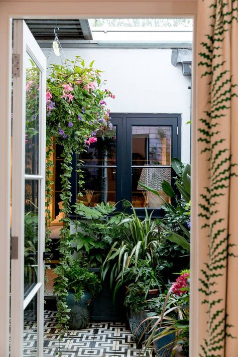 Indoor Courtyard, Small Front Gardens, Small Courtyard Gardens, Courtyard Gardens Design, Courtyard Design, Internal Courtyard, Small Courtyards, London House, Patio Interior