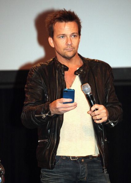 sean patrick flanery *playin with his phone* Sean Patrick Flanery, Attractive Guys, Norman Reedus, Leather Jacket, Fictional Characters