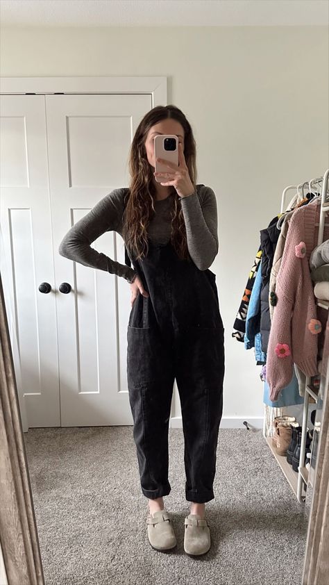 Black Denim Jumper Outfit, Lounge Overalls Outfit, Aerie Overalls Outfit, Black Overall Jumpsuit Outfit, Women’s Jumper Outfit, Cute Casual Outfits Modest, Black Jumpsuit Outfit Aesthetic, Jumpsuit Office Outfit, Put Together Comfy Outfits