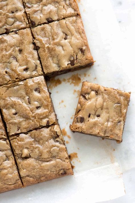 Easy No-Fail Blondies Brownies Decorados, Blonde Brownies, Resep Brownies, Slow Cooker Desserts, Blondies Recipe, Chocolate Chip Cookie Bars, Chocolate Chip Cookie, Brownie Recipes, Sweets Treats