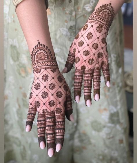 Mehndi Design Unique Modern, Simple Mehendi For Bride, Simple Mehndi Designs Wedding, Rakhi Mehendi Designs Simple, Normal Henna Designs, Simple Wedding Mehendi, Henna Mehendi Designs, Mehandi Designs For Hands Aesthetic, Mehandi Design For Rakhi