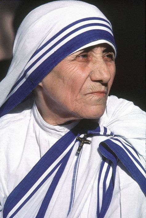 Mother Theresa Picture, Mother Teresa Images, Mother Teresa Pictures, Mother Teresa Photos, Remembering Mother, Missionaries Of Charity, Saint Teresa Of Calcutta, Old Man Portrait, Modern World History