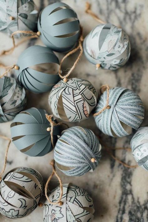 Julkransar Diy, Creative Christmas Crafts, Dekoratívne Vence, My Scandinavian Home, Diy Jul, Easy Christmas Decorations, Beautiful Christmas Decorations, Diy Christmas Decorations Easy, Handmade Christmas Decorations