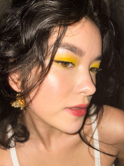 Yellow eyeshadow look Aesthetic Eyeshadow, Eyeshadow Yellow, Makeup With Eyeshadow, Yellow Eye Makeup, Applying Eyeshadow, Funky Makeup, Yellow Makeup, Yellow Eyeshadow, Face Paint Makeup