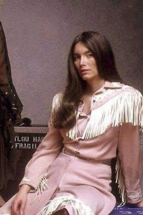 Emmy Lou Harris Bluegrass Aesthetic, Emmy Lou Harris, Country Music Outfit, Gram Parsons, Emmylou Harris, Adventure Print, Women Of Rock, Country Music Artists, Country Music Stars