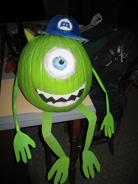 a Mike Wazowski pumpkin!! 100% doing this next year. I can't love with a Wasowski and not have this pumpkin. Mike Wazowski Pumpkin, Makijaż Sugar Skull, Pumpkin Contest, Hallowen Ideas, Pumpkin Painting Ideas, Fröhliches Halloween, Adornos Halloween, Mike Wazowski, Zucca Halloween