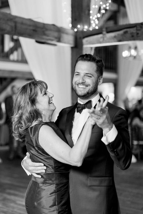 Wedding Shots With Family, Mother Son Dance Photos, Wedding Reception Pictures Ideas, Groom With Family Photo Ideas, Wedding Picture Ideas Ceremony, Mother Of Groom Photos, Groom And Mother Photos, Wedding Photos Groom And Mother, Mother And Son Wedding Photos