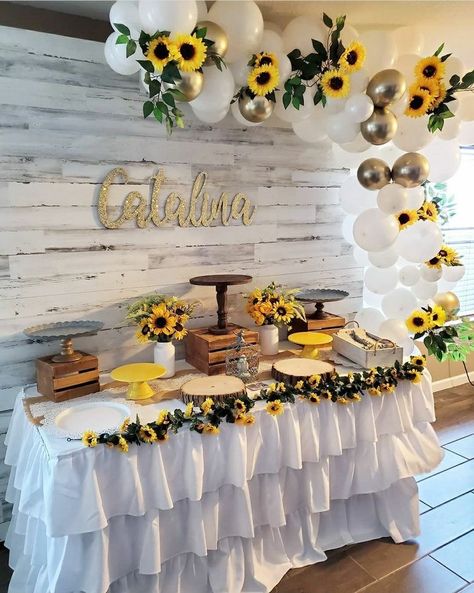 Sunflower Engagement Party Ideas, Sunflowers Party Theme, Cow Print And Sunflower Balloon Arch, Sunflower 18th Birthday Party, Sunflower Picture Backdrop, Sunflower And Bee Theme Party, Western Sunflower Party Decor, Sunflower Birthday Backdrop, Shades Of Yellow Balloon Garland