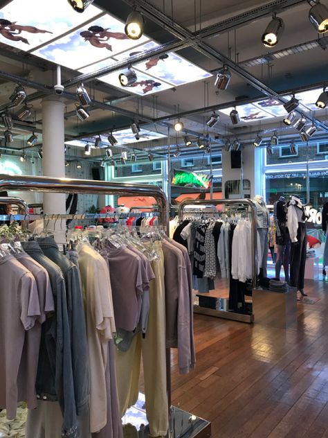 London Shopping Aesthetic, London Shops, Shopping Pictures, Uk Shopping, London Trip, London Shopping, Scammer Pictures, Phone Inspiration, Streetwear Shop