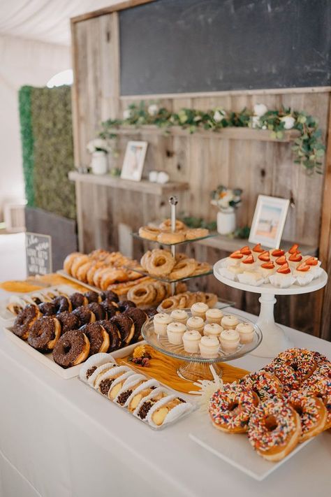 Summer Color Wedding, Donut Dessert Table, Summer Dessert Table, Diy Dessert Table, Graduation Party Desserts, Buffet Dessert, Wedding Donuts, Donut Bar, Light Elegance