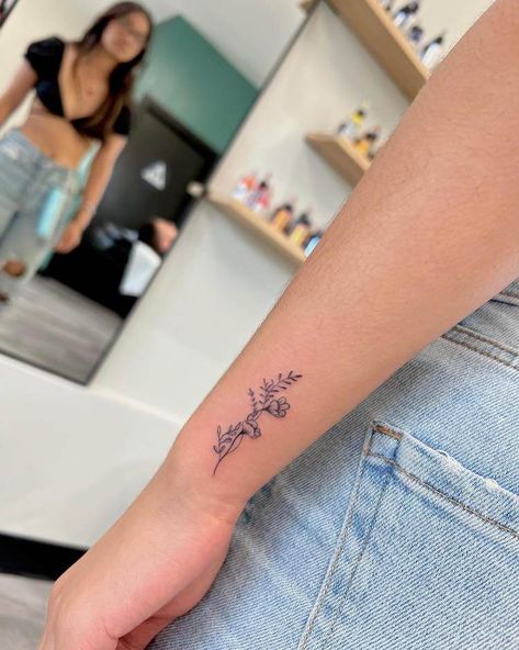 First Tattoo Ideas For Women, First Time Tattoos, First Tattoo Ideas, Tato Minimal, Diamond Tattoo, Cute Simple Tattoos, Designs Quotes, Basic Tattoos, Flower Wrist Tattoos