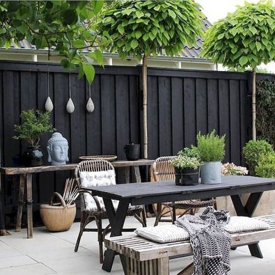 On-trend fence colours to add colour to your garden – Issuu Landscaping Modern, Moderne Have, Backyard Garden Diy, Black Fence, Jardim Diy, Garden Apartment, Garden Modern, Garden Small, Diy Fence