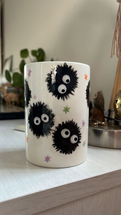 Painting Clay Mug Ideas, Soot Sprite Pottery Painting, Soot Sprite Ceramic, Pottery Painting Design Ideas, Hand Painted Cups Ideas, Soot Sprite Pottery, Pokémon Pottery, Pottery Mugs Painting Ideas, Diy Mug Painting Ideas