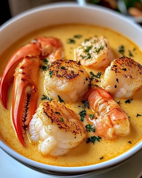 Lobster Stew Recipe, Florida Seafood Recipes, Holiday Seafood Dishes, Christmas Seafood Recipes, Seafood Bisque Soup Recipes, Seafood Recipes For Dinner, Seafood Christmas, Food Lobster, Crab Dinner