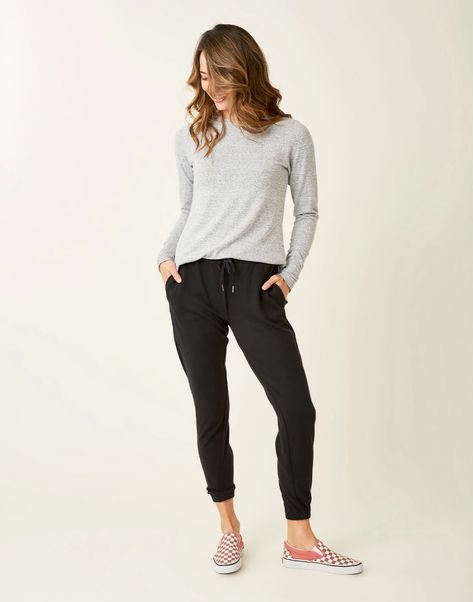 Chelsea Jogger: Black – Carve Designs Tomboy Business Casual, Feminine Lesbian Style, Black Joggers Outfit, Cute Business Casual, Birkenstock Outfit, Joggers Outfit, Wardrobe Tips, Outfits Chic, Beach Shop