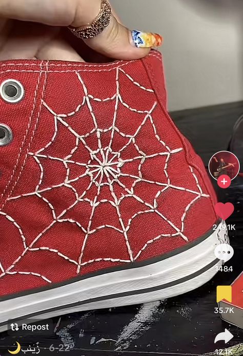 Marvel Embroidery, Shoe Painting Ideas, Drawing On Shoes, Spiderman Embroidery, Converse Drawing, Custom Converse Shoes, Sneakers Art, Embroidered Converse, Spiderman Drawing