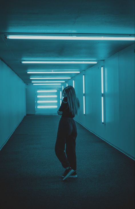 Hallway Photoshoot, Tunnel Photoshoot, Insta Posen, Underground Photoshoot, Underground Photography, Photoshoot Location Ideas, Black Hallway, Introvert Extrovert, Light Shoot