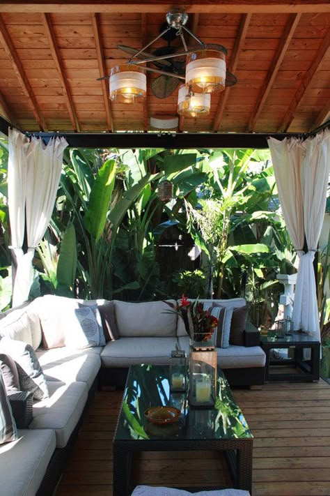 Tropical backyard patio makes you feel like you live in an exotic place. Love it!   // Great Gardens & Ideas //(¯`v´¯) .... .   `*.¸.*.♥.✿´´¯`•.¸⁀°♡ LOVE ♥ Exotic Homes, Tropical Backyard, Outside Living, Tropical Houses, Dream Backyard, Tropical Decor, Backyard Oasis, Outdoor Rooms, Outdoor Design