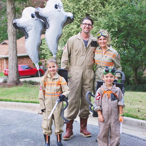 Family Costumes For 4, Costume Halloween Famille, Diy Family Costumes, Family Costumes For 3, Disney Family Costumes, Cool Couple Halloween Costumes, Family Costumes Diy, Family Halloween Costume Ideas, Family Themed Halloween Costumes