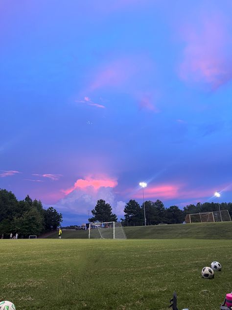 #soccer #sunset #photography Soccer Sunset, Track Pictures, Entrainement Football, Soccer Photography, Field Wallpaper, Football Photography, Soccer Inspiration, Football Pitch, Soccer Life