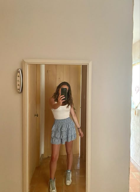 Blue Mini Skirt Outfit Summer, How To Style Short Skirts Summer, Mini Blue Skirt Outfit, Summer Outfits With Skirts Casual, Summer Outfit Inspo Skirt, Outfit With Skirt Summer, Outfits With Flower Skirts, Cute Summer Outfits Skirt, Blue Flower Skirt Outfit