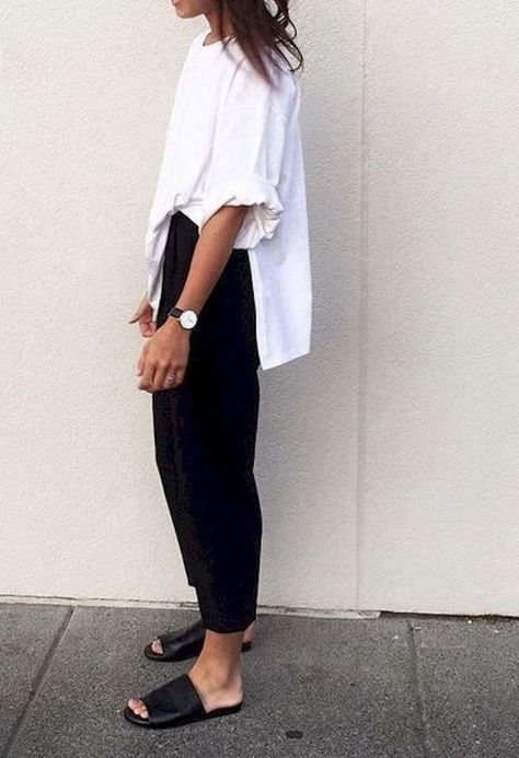 STYLECASTER | Minimalist Outfit Ideas Perfect for Every Summer Adventure Minimalista Sikk, Sukienki Maksi, Minimal Stil, Chic Minimalista, Minimalist Fashion Summer, Minimalist Moda, Minimalist Street Style, Moda Do Momento, Style Désinvolte Chic