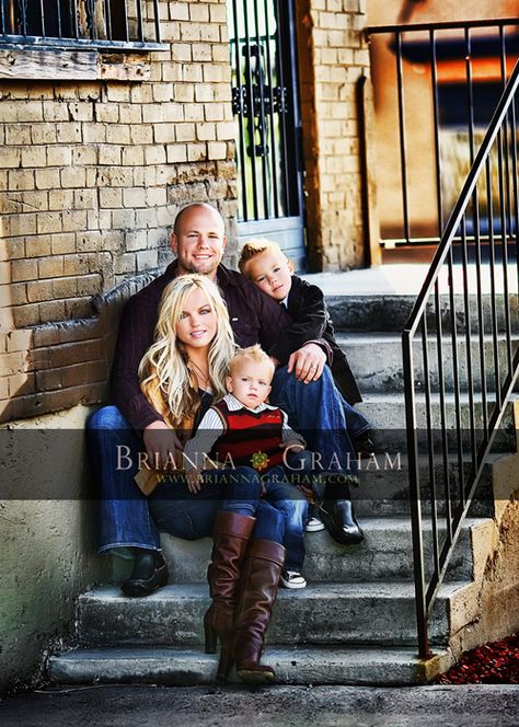 I like the clear sharp picture in this one, and the relaxed family pose, and the urban edge - but I really don't think it's 'us'. Urban Family Pictures, Urban Family Photography, Urban Family Photos, Foto Kids, Family Portrait Poses, Family Picture Poses, Family Photo Pose, Photography Poses Family, Pic Pose