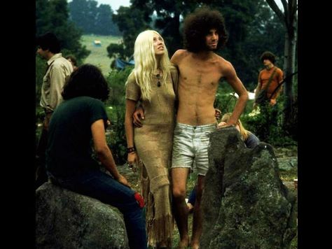 Woodstock music festival 1969 - http://johnrieber.com/2015/11/01/celebrating-woodstock-3-days-of-pop-culture-magic-the-music-the-nudity-the-brown-acid/ 1969 Woodstock, Woodstock Photos, Hippie Couple, Photos Rares, Woodstock Music, Rock & Roll, Woodstock 1969, Festival Mode, Stella Tennant