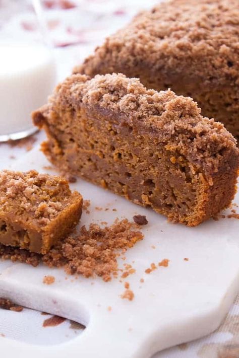 Pumpkin Loaf Cake with Streusel Topping Pumpkin Streusel, Pumpkin Coffee Cake, Cheesecake Oreo, Streusel Coffee Cake, Pumpkin Loaf, Pumpkin Coffee Cakes, Pumpkin Dishes, Cheesecake Mini, Pumpkin Desserts