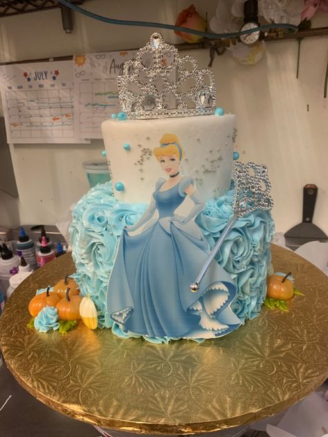 Cinderella Cakes Ideas Girl Birthday, Birthday Cake Cinderella, Cinderella Birthday Cake Ideas, Cinderella Cake Ideas, Cinderella Birthday Party Cake, Cinderella Princess Cake, Cinderella Theme Cake, Cinderella Birthday Theme, Cinderella Birthday Party Decorations