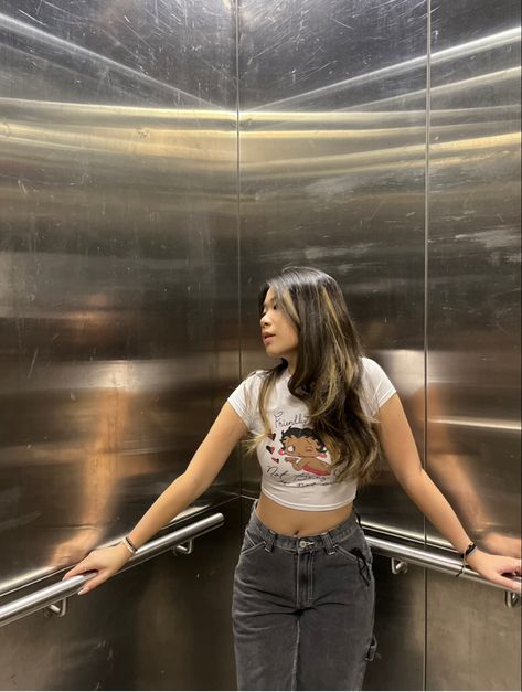 Instagram Mall Picture Ideas, Mall Ig Pics, Photoshoot Ideas At Mall, Elevator Instagram Picture, Aesthetic Mall Pic Ideas, Lift Picture Instagram, Street Pics Ideas, Lift Poses Ideas, Stairwell Instagram Pictures