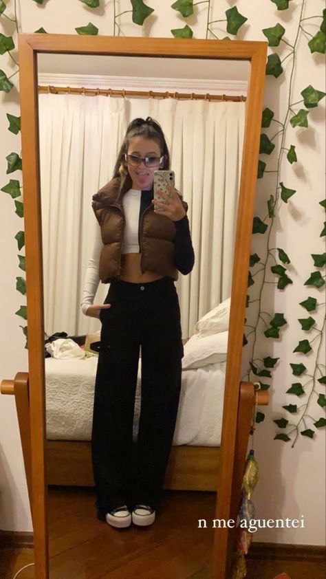 #outfits #outfitideas #outfitstyle #outfitgoals #outfitgoals #ootd #ootdfashion Vintage Puffer Jacket, Cropped Puffer Vest, Funny Optical Illusions, Puffer Outfit, Padded Gilet, T Shirt Outfit, Winter Fashion Outfits Casual, Uni Outfits, Cold Outfits