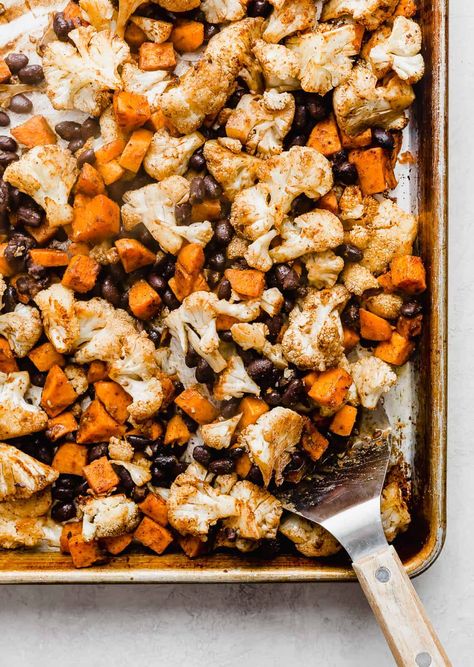 These roasted sweet potato and cauliflower quinoa bowls are packed with healthy vegetables and the quinoa superfood to give you a delicious vegetarian and vegan dinner option the entire family will love! Plant based eating can be easy and delicious. Cauliflower Quinoa, Sweet Potato Cauliflower, Sweet Potato Quinoa, Quinoa Bowls, Orange Sweet Potatoes, Vegan Plant Based, Vegetarian Meal Prep, Roasted Sweet Potato, Calorie Meals