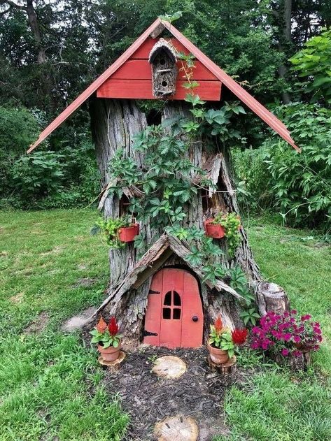 Tree Stump House, Stump House, Taman Diy, Fairy Tree Houses, Tree House Diy, Jardim Diy, Fairy House Diy, Fairy Garden Crafts, Fairy Garden Designs