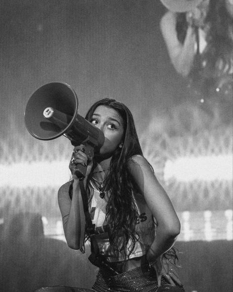 miami, fl (03.06.2024) Olivia Rodrigo Black And White, Olivia Rodrigo Guts, Black White Photos, White Photo, Olivia Rodrigo, Miami Fl, World Tour, Album Covers, Miami