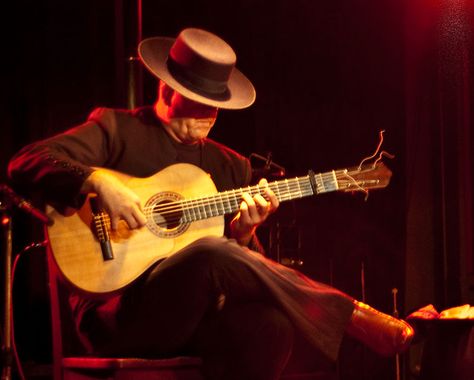 Flamenco Guitar Lessons Fingerpicking, Piano Store, Guitar Lessons Tutorials, Online Guitar Lessons, Spanish Dancer, Guitar Teacher, Flamenco Dancing, Flamenco Dancers, Music School