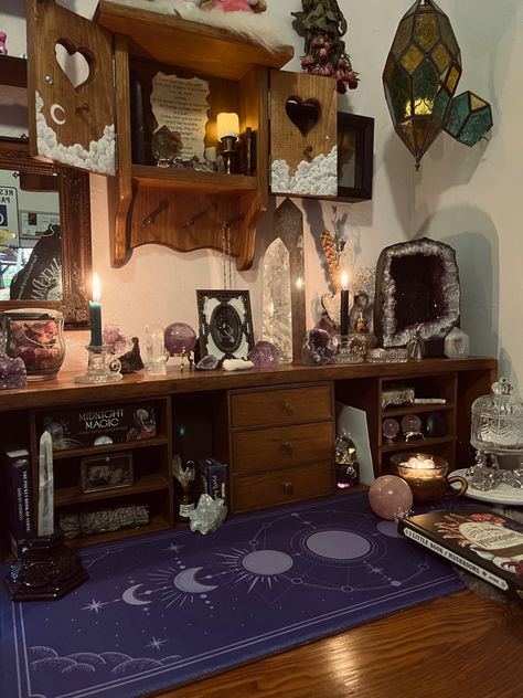 Witchy desk setup Witchcraft Furniture, Witches Altar Setup, Witchy Desk Setup, Whimsigoth Desk, Witchcraft Altar Ideas, Witch House Aesthetic, Witch Altar Inspiration, Witch Room Aesthetic, Alter Room