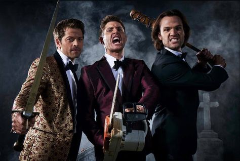 Supernatural EW (2017) Halloween Photo Shoot Outtakes Supernatural Halloween, Impala 67, Jensen And Misha, Special Halloween, Supernatural Memes, Odaiba, Halloween Photoshoot, Supernatural Cast, Halloween Photos