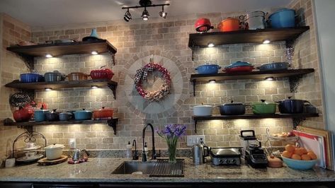 Le Creuset Display Kitchens, Le Creuset Pot Storage Ideas, How To Display Le Creuset, Le Creuset Collection Display, Le Creuset Display Ideas, Le Crueset Pots Display, Le Creuset Display, Le Creuset Storage, Cast Iron Cookware Display