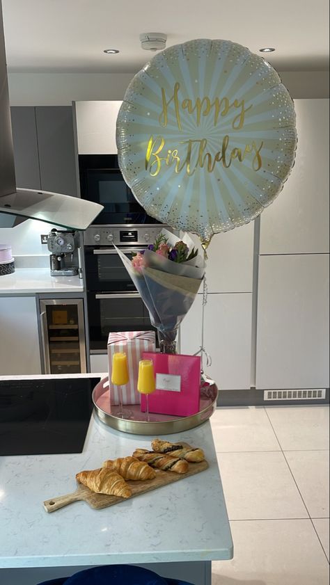 Waking Up Birthday Surprise, Birthday Breakfast Decorations, Birthday Breakfast Set Up, Morning Birthday Surprise For Him, 18th Birthday Morning Surprise, Birthday Morning Aesthetic, Bday Breakfast Ideas, Birthday Breakfast Aesthetic, Birthday Morning Breakfast